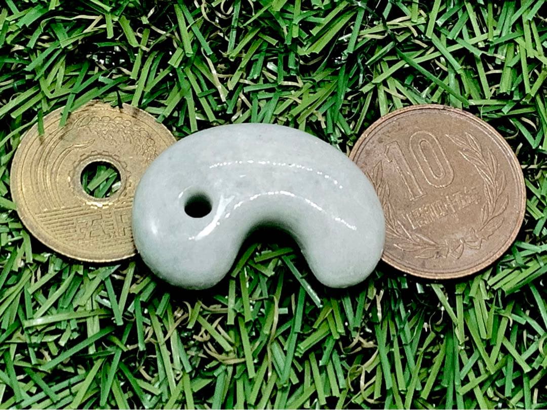 ⭕️淡緑のまだら模様（高品質淡緑色）糸魚川翡翠勾玉　鑑定機関鑑別書付　本物の極上品