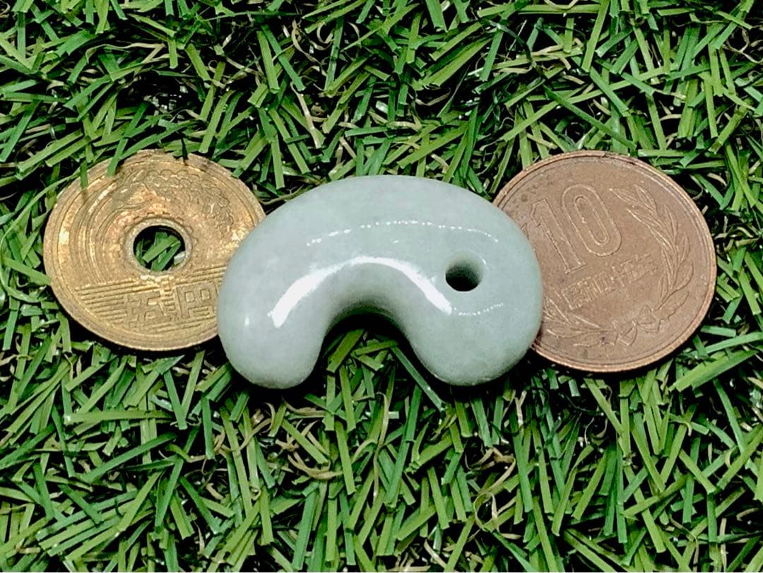 ⭕️淡緑のまだら模様（高品質淡緑色）糸魚川翡翠勾玉　鑑定機関鑑別書付　本物の極上品