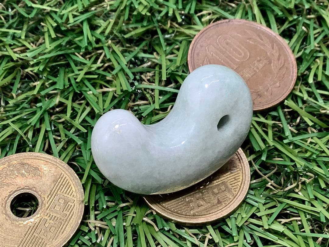 ⭕️淡緑のまだら模様（高品質淡緑色）糸魚川翡翠勾玉　鑑定機関鑑別書付　本物の極上品