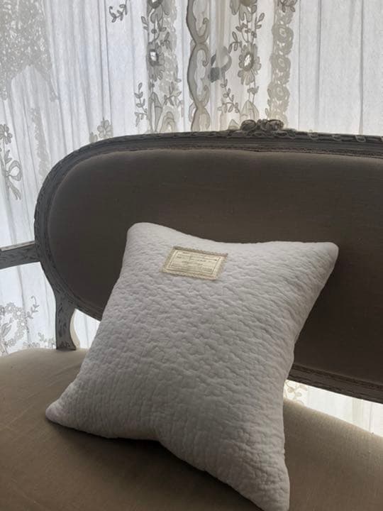 フランスアンティークモノグラムボタンのキルトクッションカバー　シルクのラベル