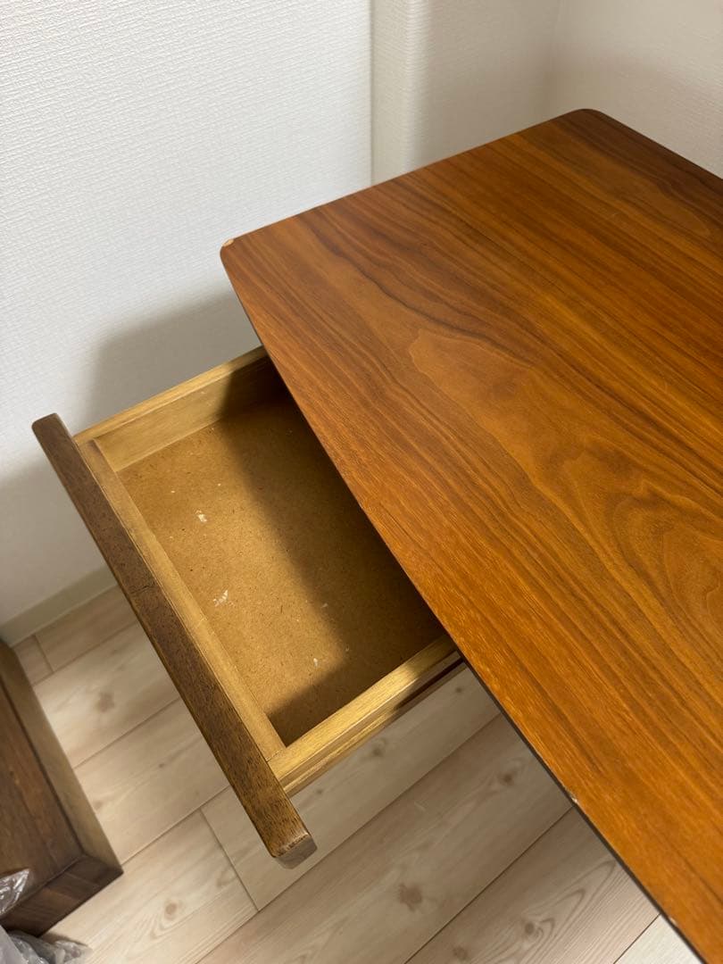 北欧風　シンプルな木製デスク