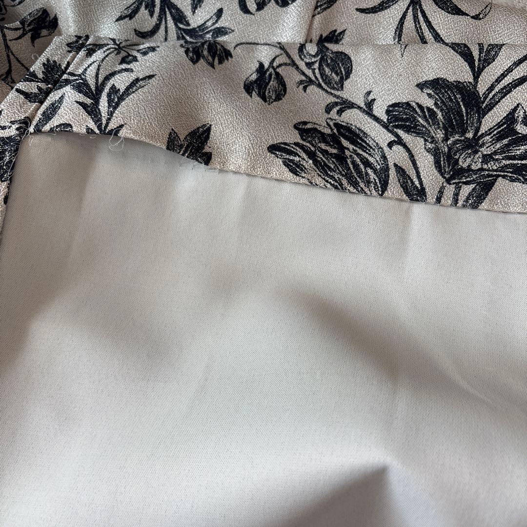 ローラアシュレイ ベージュと黒の花柄ドレープカーテン