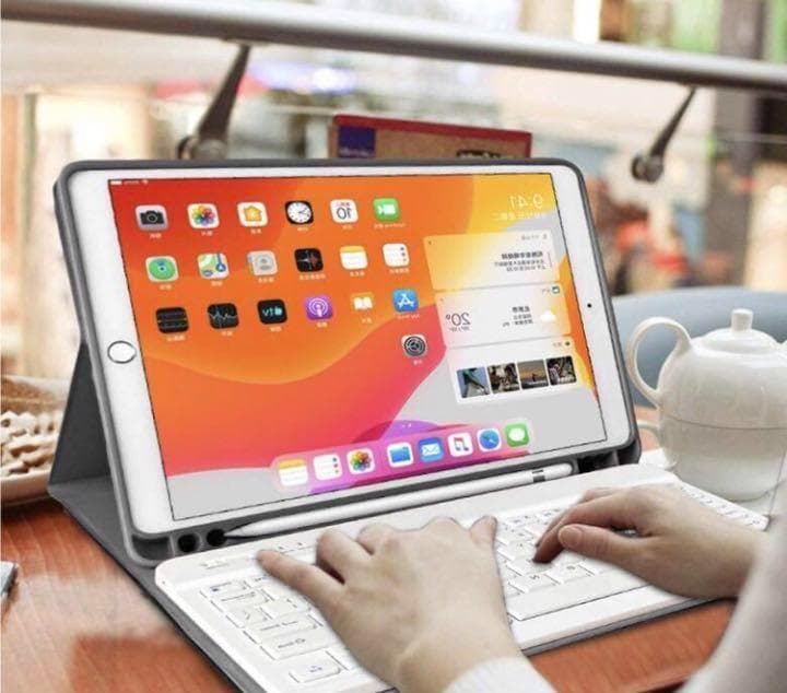 イタリアデザインでお洒落♪❤ペン収納ホルダー搭載❣iPadケース＆キーボード