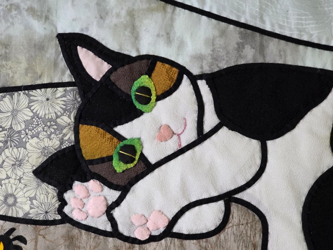 ハンドメイド ステンドグラスキルトタペストリー　猫とコスモス