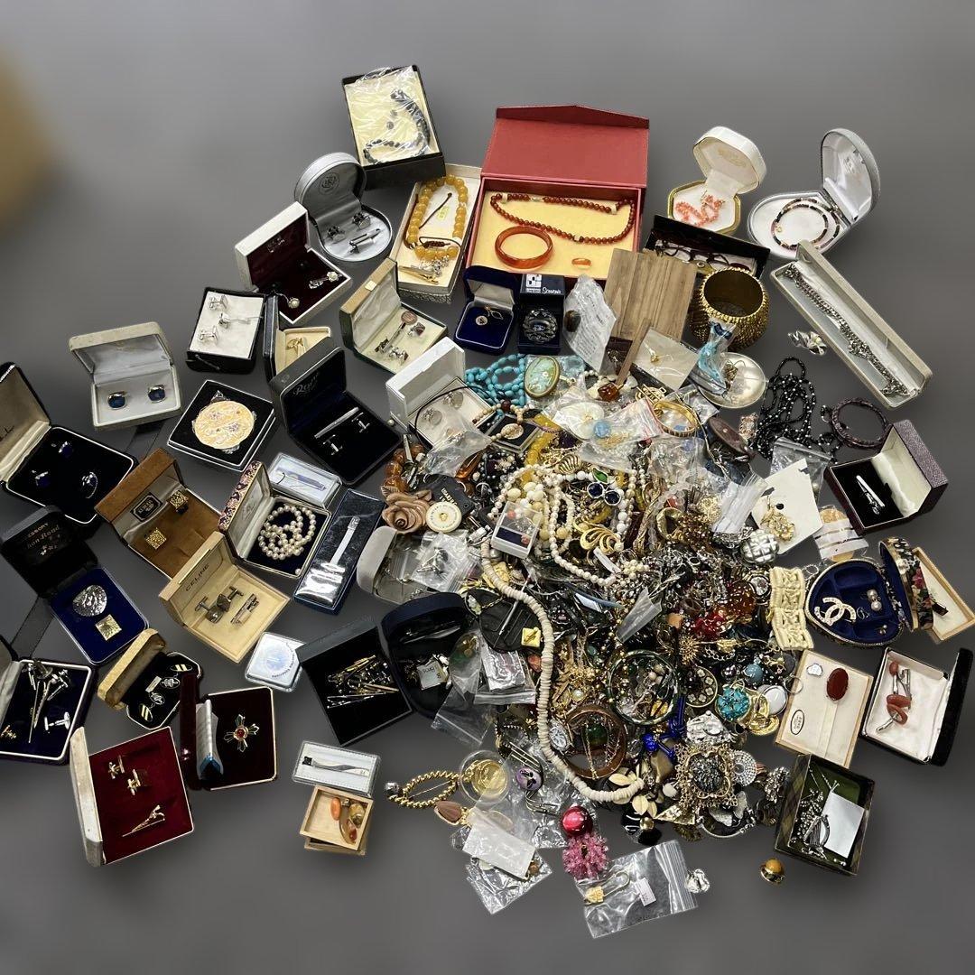 W*E様 アクセサリー　イヤリングネックレスなど　まとめ売り　9kgぐらい　現状