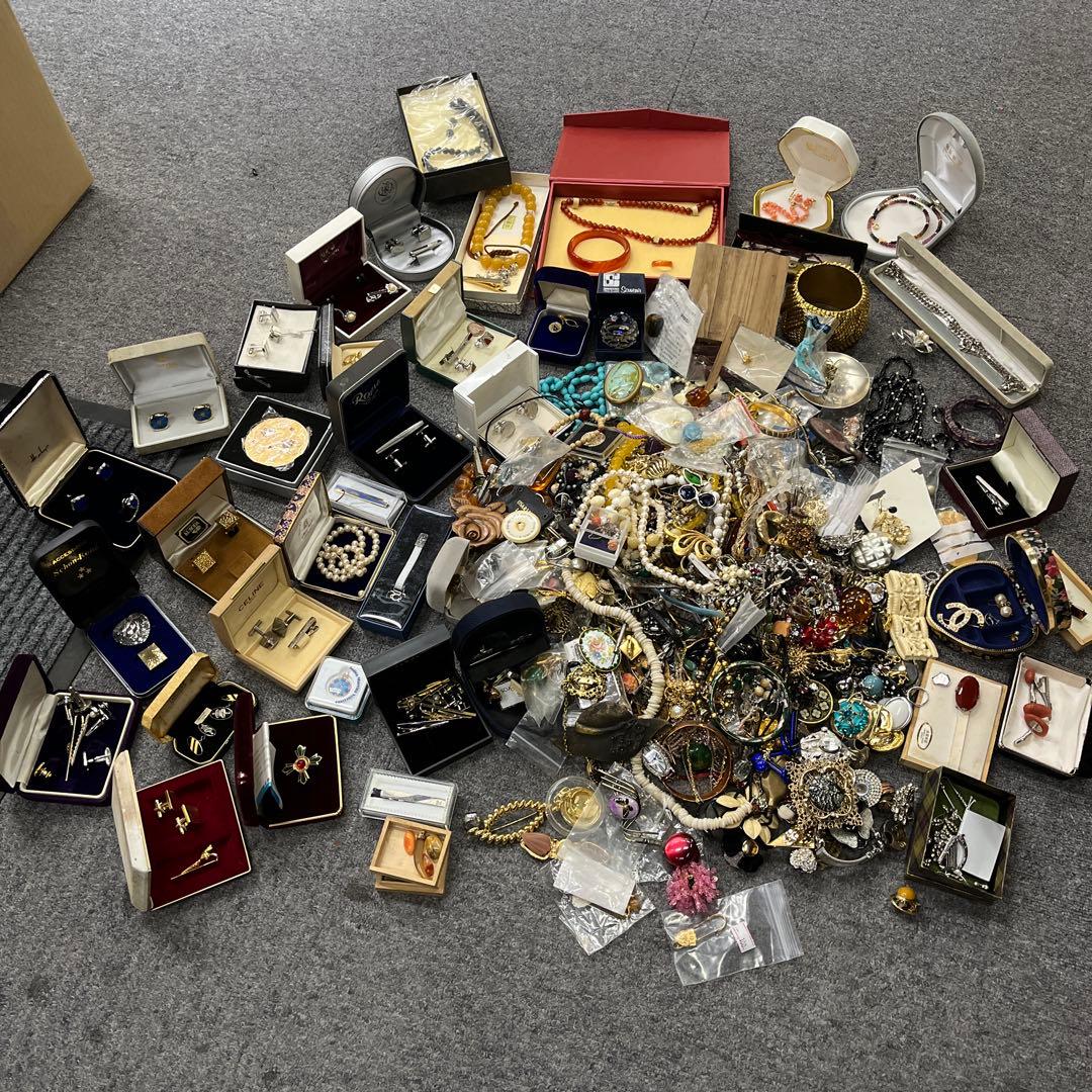 W*E様 アクセサリー　イヤリングネックレスなど　まとめ売り　9kgぐらい　現状