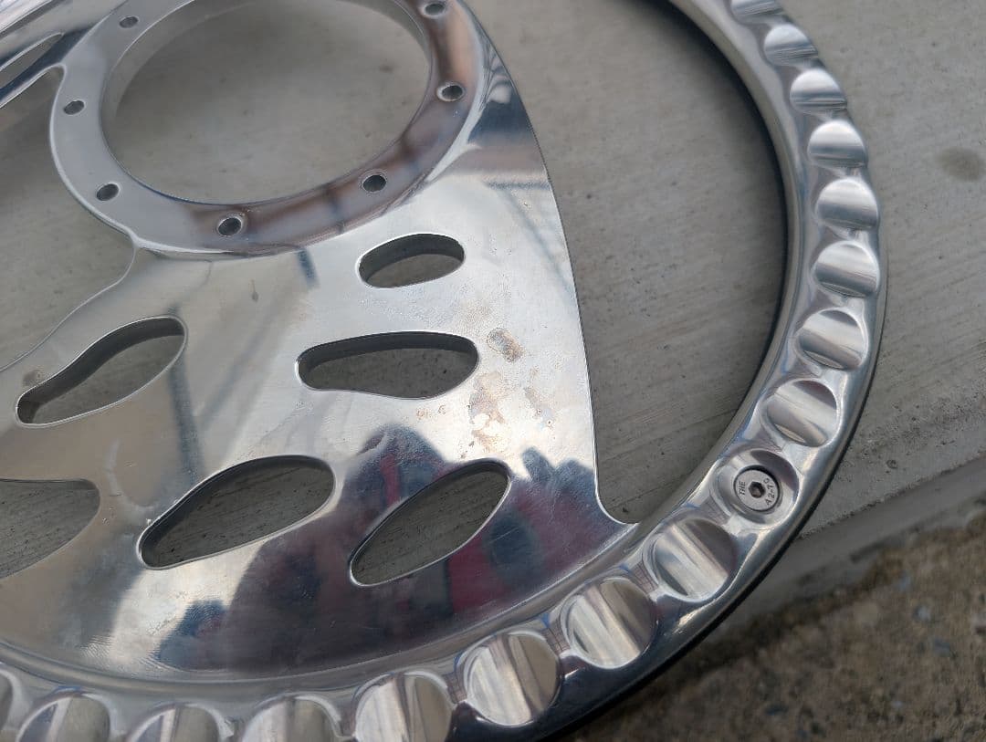 ビレットスペシャリティーズフレイムデザイン ステアリングホイール 。社外ホーン付