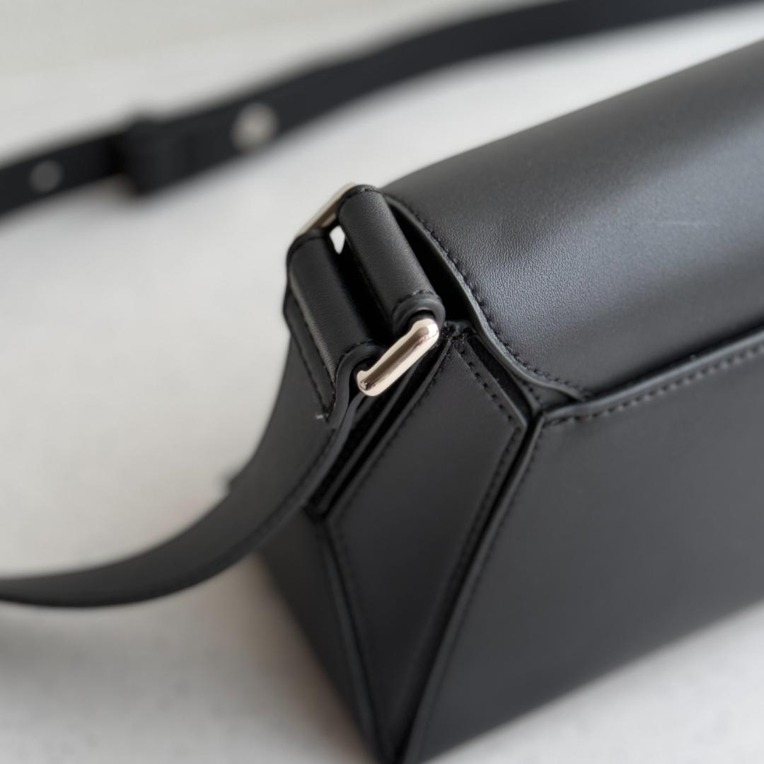 CHARLES & KEITH ナスリン ジオメトリックショルダーバッグ