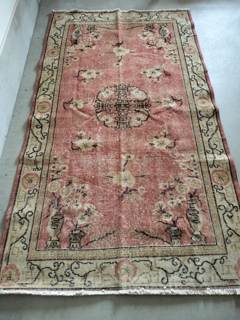 あせた赤のシノワズリラグ　ヴィンテージトルコラグ　No.665