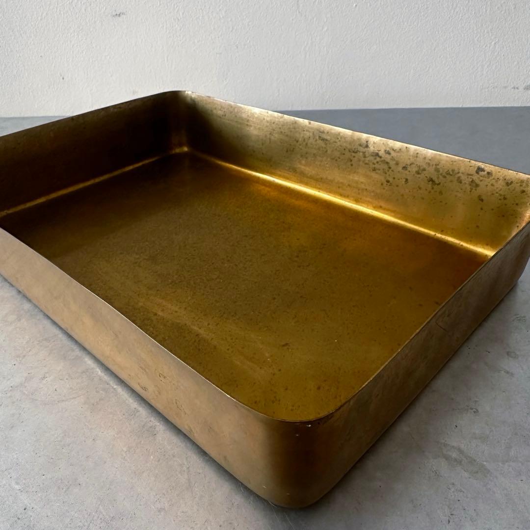 古びた真鍮のトレイ