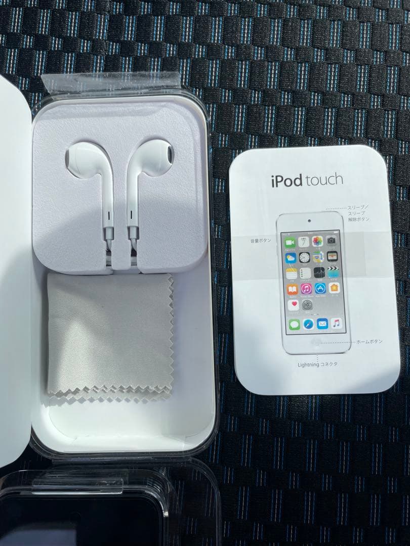 美品　iPod touch (第6世代) 64GB シルバーA1574