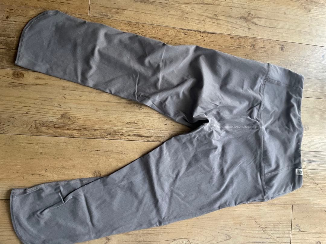 LAVA グレー ヨガウェアセット タンクトップとレギンス