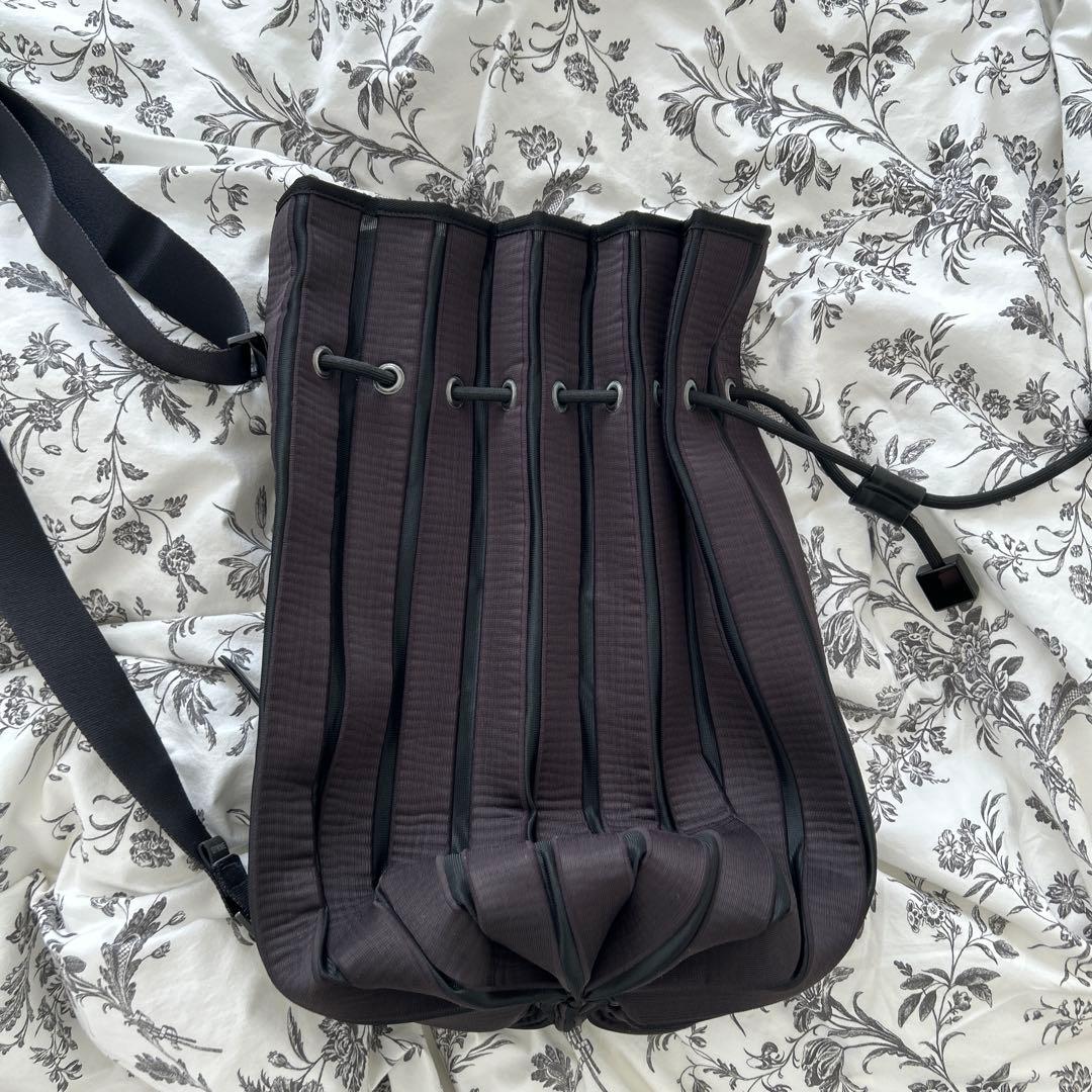 ISSEY MIYAKE ブラック ショルダーバッグ