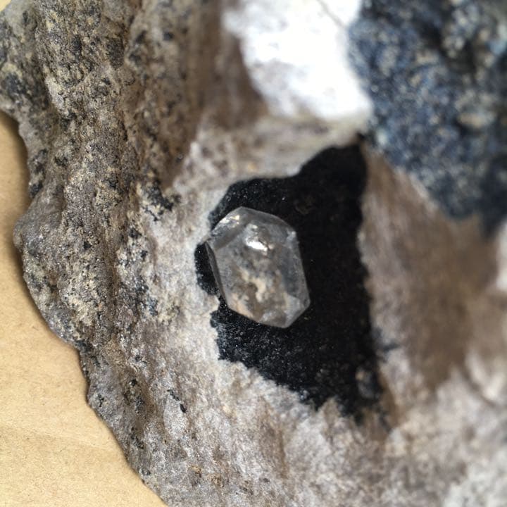 ハーキマーダイヤモンド(水晶)母岩付 B