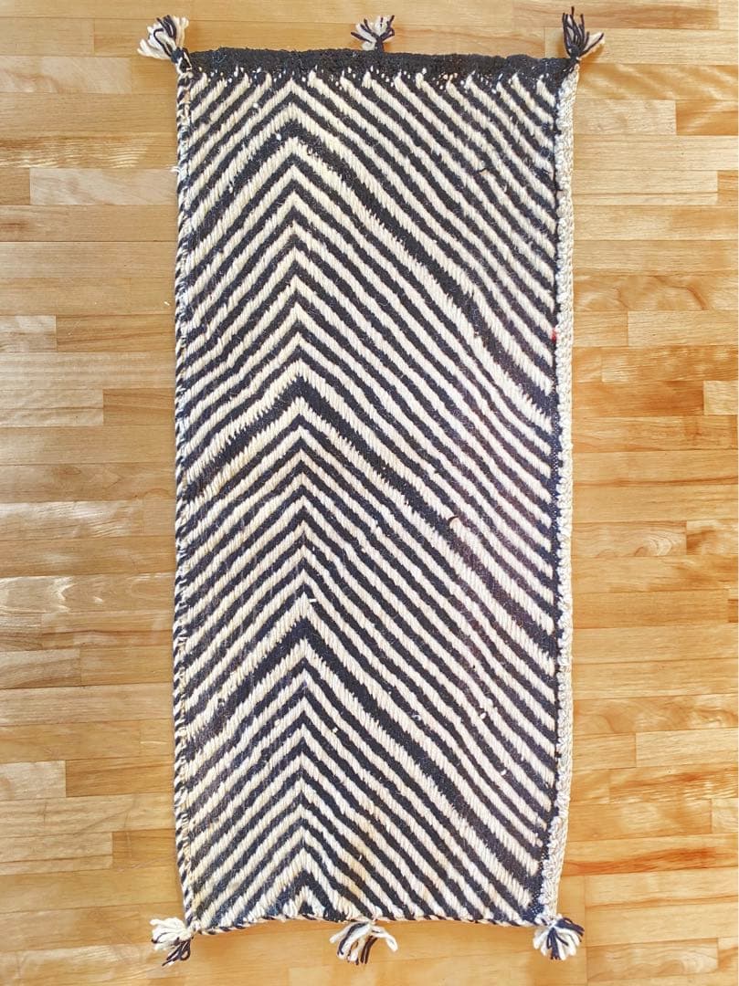 モロッコ直輸入 手織りラグ モノトーン 幾何学柄 一点物　※傷あり