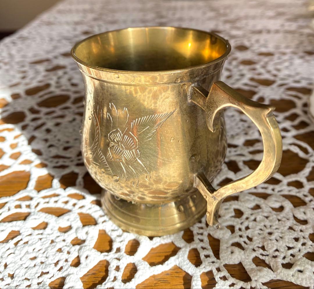 真鍮製花模様カップ英国製相当古い物品です