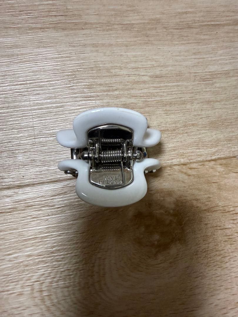 miumiu ホワイト ヘアクリップ