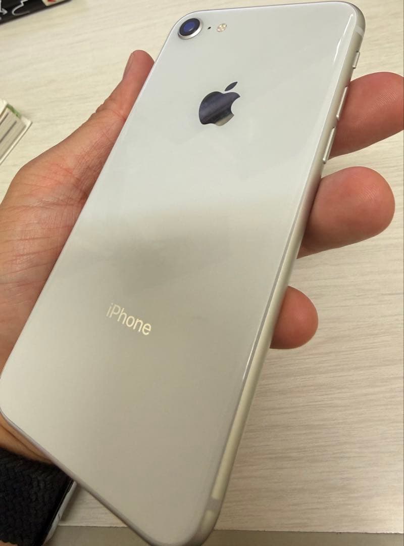 【極美品】Apple iPhone8 ホワイト／シルバー 64GB SIMフリー