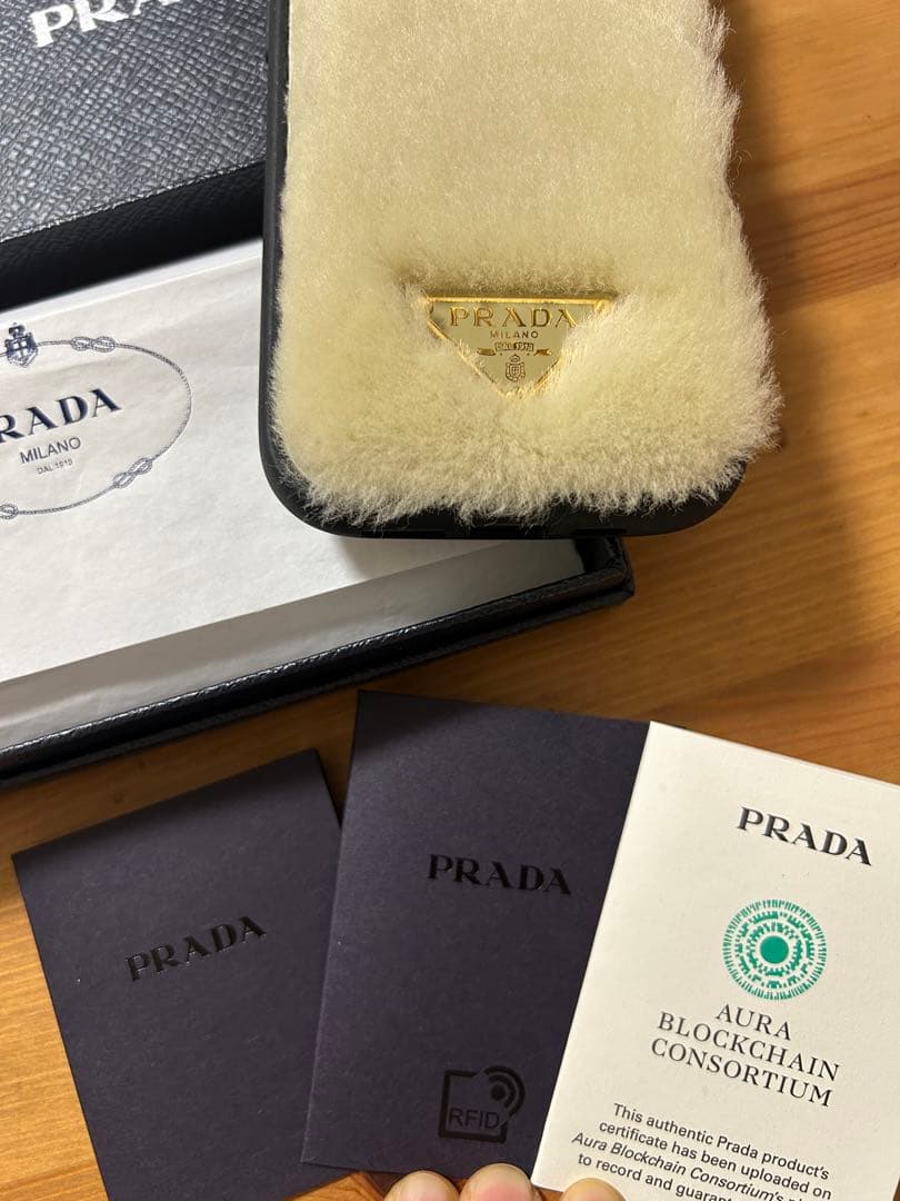 PRADA シアリング iPhone 14 Proファーケース