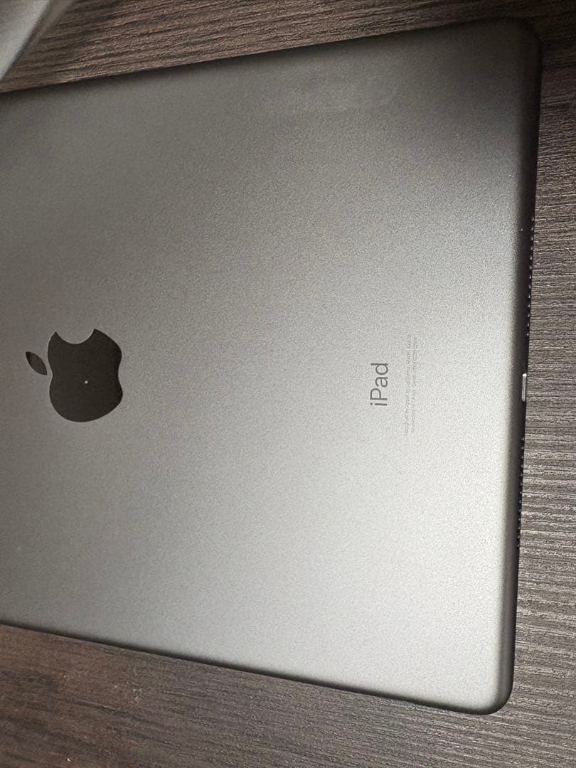 iPad スペースグレー 本体 + 透明ケース　セルラー第8世代　ケース、ガラス