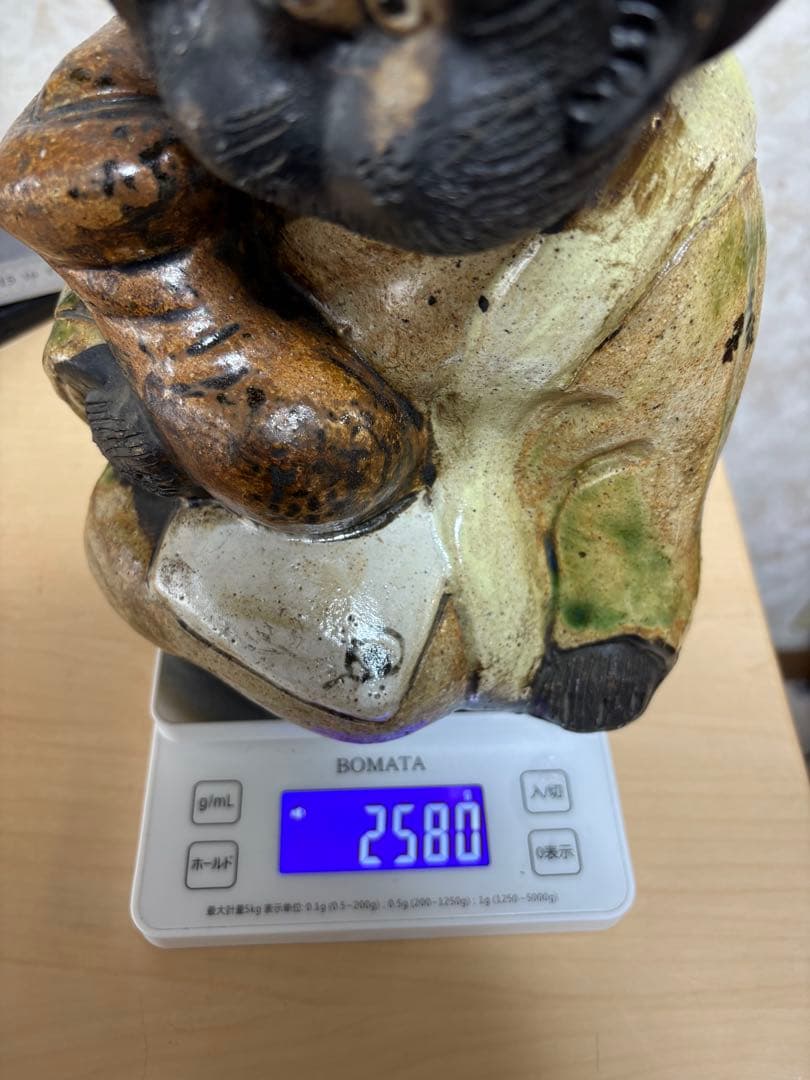 信楽焼　松茸を持つタヌキの置き物　狸庵　金運　商売繁盛　アンティーク