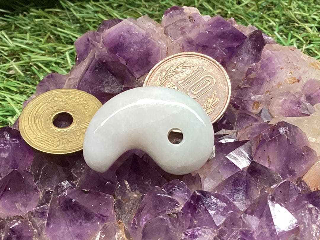 ✳premium一流の勾玉　コレクションレベルです‼️糸魚川翡翠淡いラベンダー入り