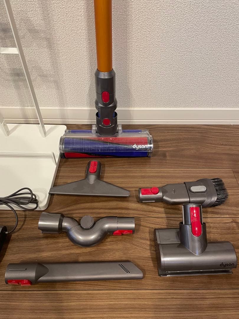 スタンド付 dyson ダイソン ハンディクリーナー v8 fluffy
