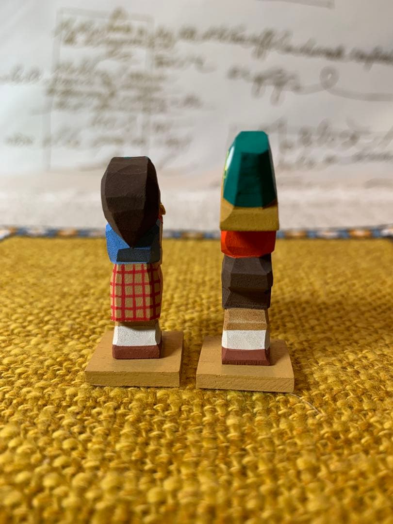 ドイツ製　エルツ山地　ヘルビッヒ工房　木製人形ザイフェン　花を持つ男女の子ペア！