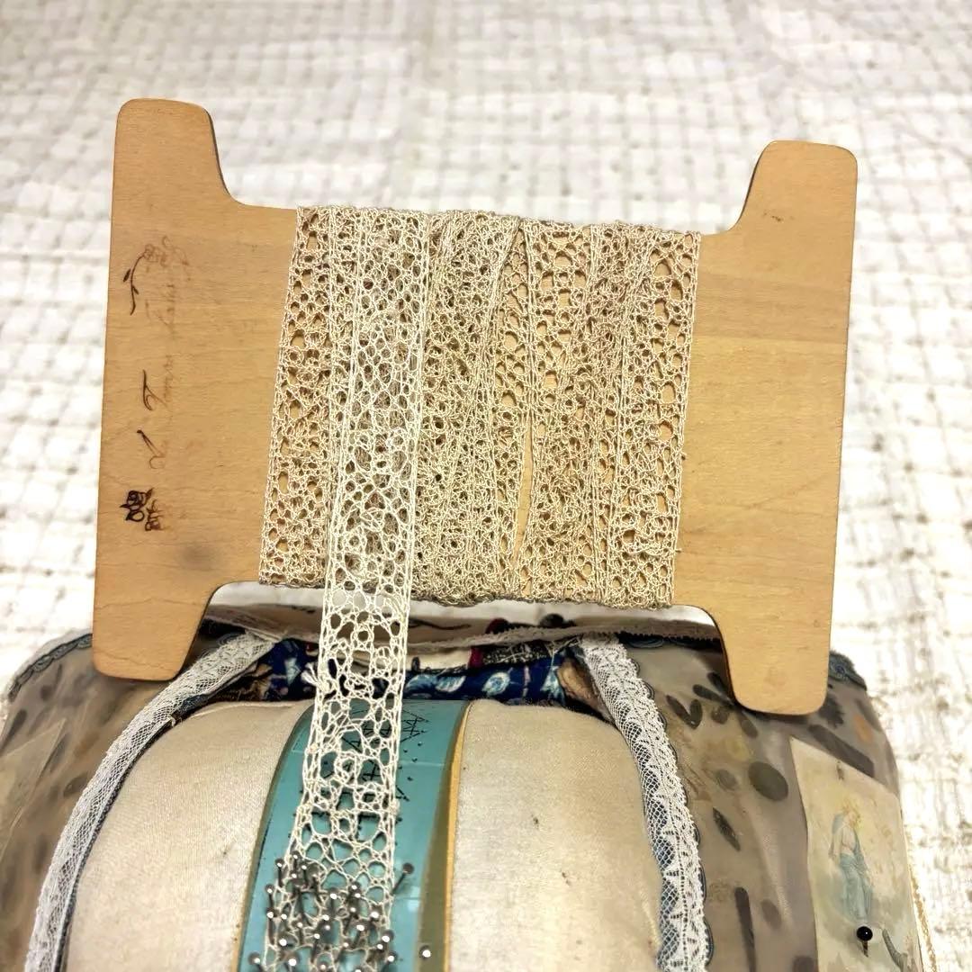 ボビンレース　ローラーピロー　クッサン　レース・木製ボビン付き　アンティーク