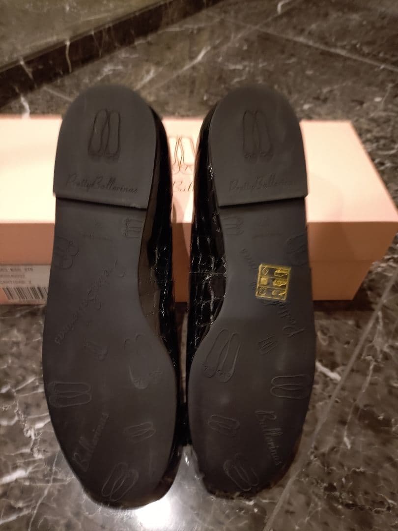 クロコ型押しリボン付きフラットシューズ