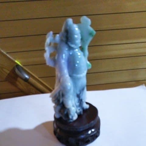 ヒスイの彫り神像