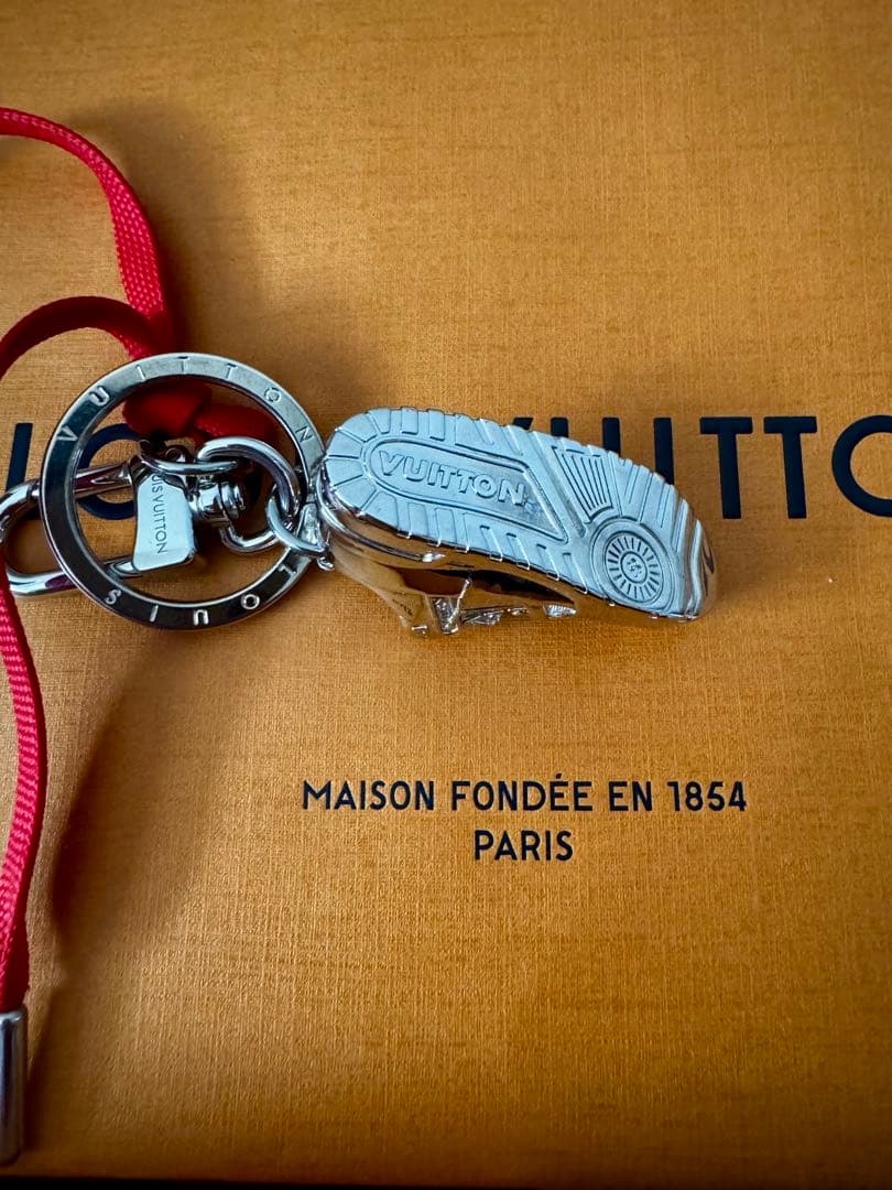 け*け様 正規美品 ルイヴィトンLV トレーナーシルバーメタルキーホルダー 赤リ