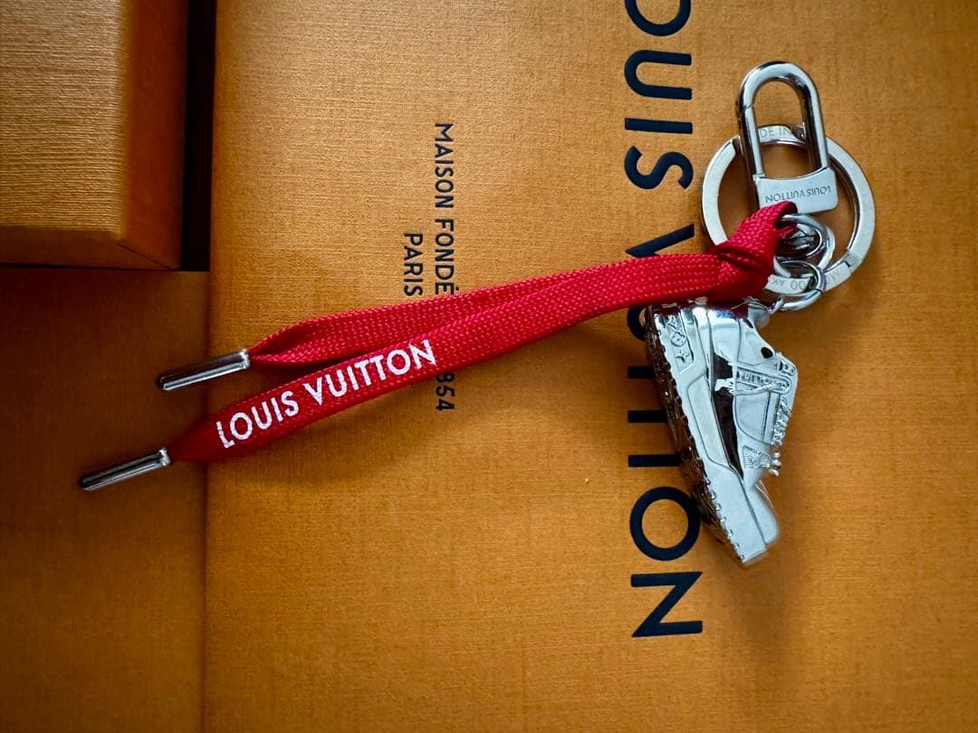 け*け様 正規美品 ルイヴィトンLV トレーナーシルバーメタルキーホルダー 赤リ
