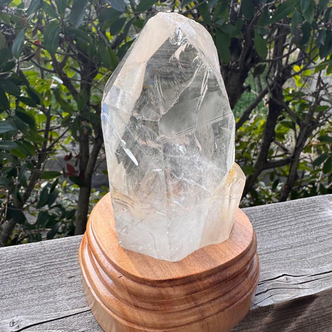 虹入りブラジル産水晶原石　台座付き　約800グラム