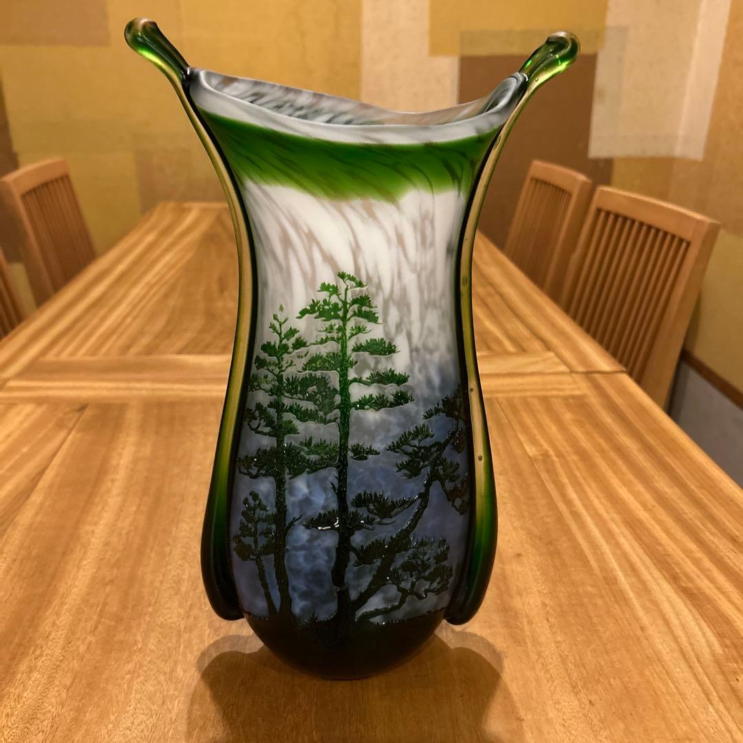 中国製　透かし彫刻花瓶　ガラス　緑松