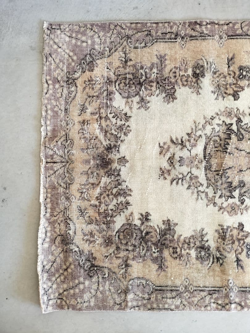 ベージュとパープル味グレー　ヴィンテージラグ　石田ゆり子さんNo.711