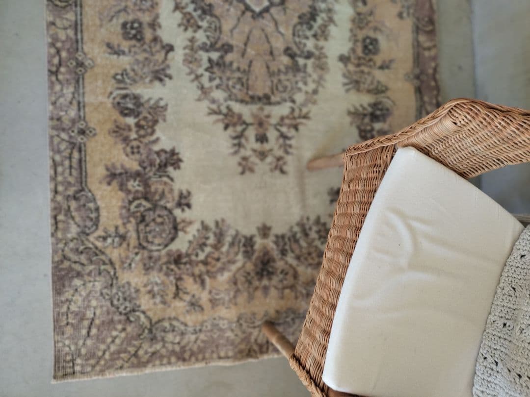 ベージュとパープル味グレー　ヴィンテージラグ　石田ゆり子さんNo.711