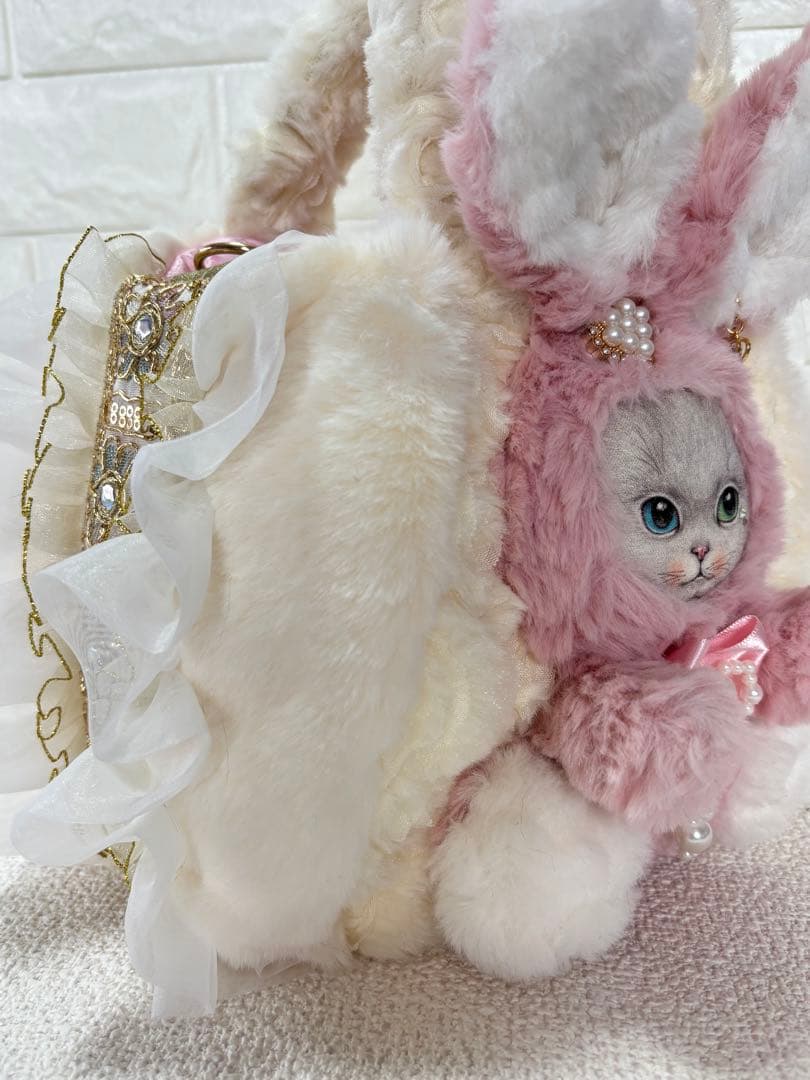m*e様 コヤンイサムチョン　フリルファーバッグ 白　ピンクうさちゃん