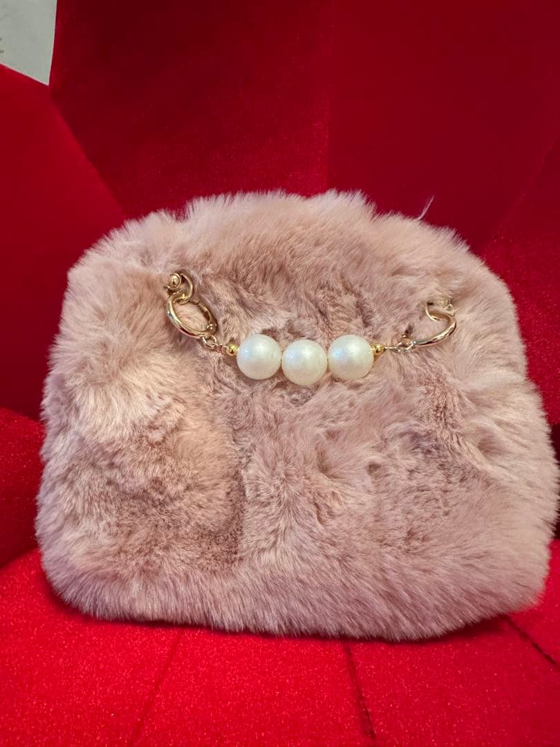新品 Miu Miuノベルティ パール付き ファーチェーンバック