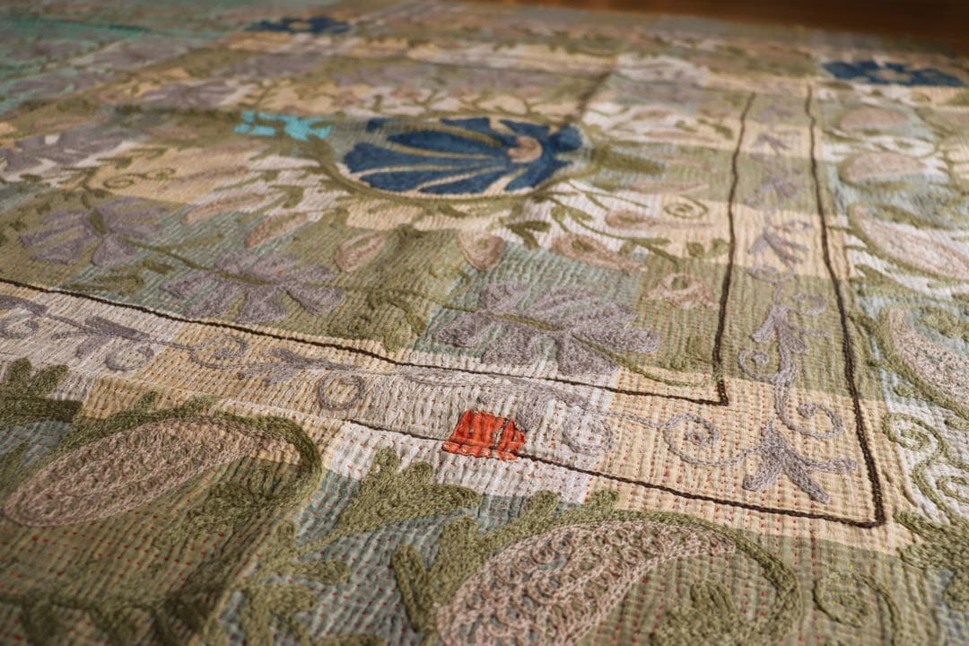 オールドラリーキルトスザニ刺繍ラグマット