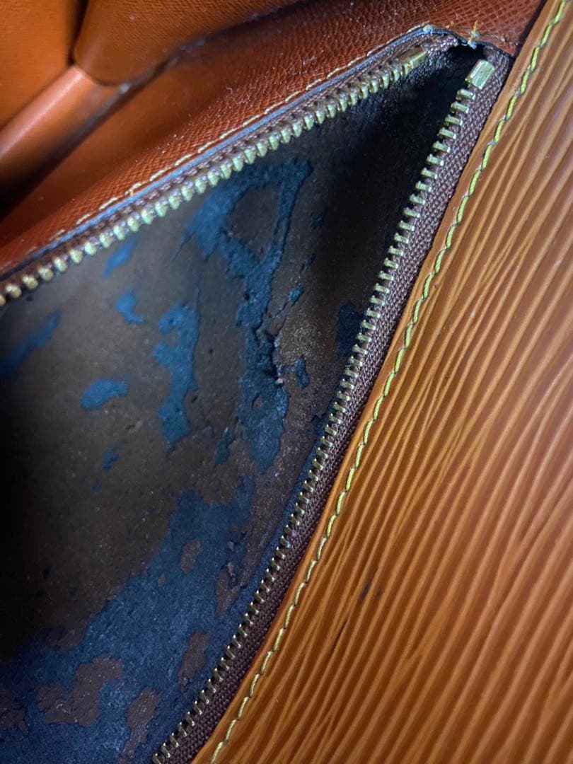 ルイヴィトン エピ モンソー 中古バック