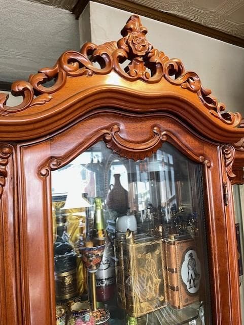 ビクトリアン風木製キャビネット