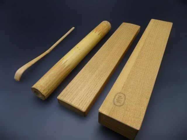 裏千家十四代　淡々斎　自作茶杓／共箱共筒／銘「波の音」／黒田正玄下削り