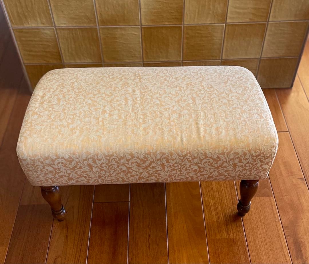 ベージュ色アームチェア(背もたれ付き)