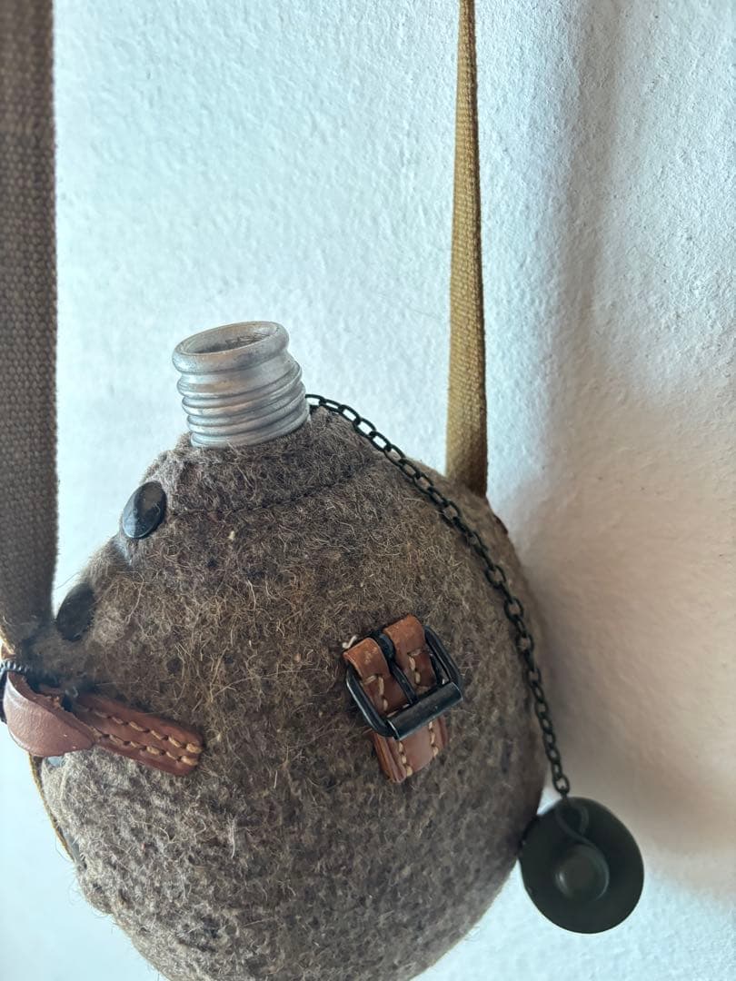 アンティーク　水筒 赤いカップ付き