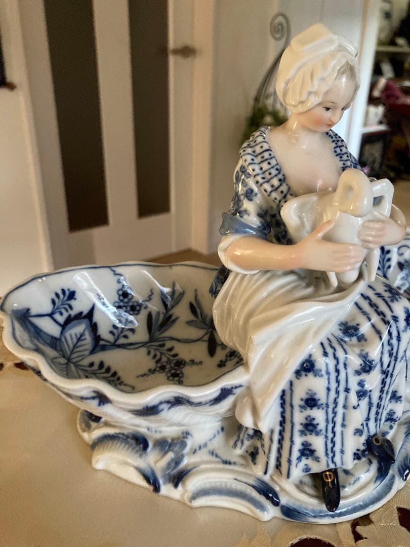 Meissenマイセンフィギュア　ガチョウを抱く女