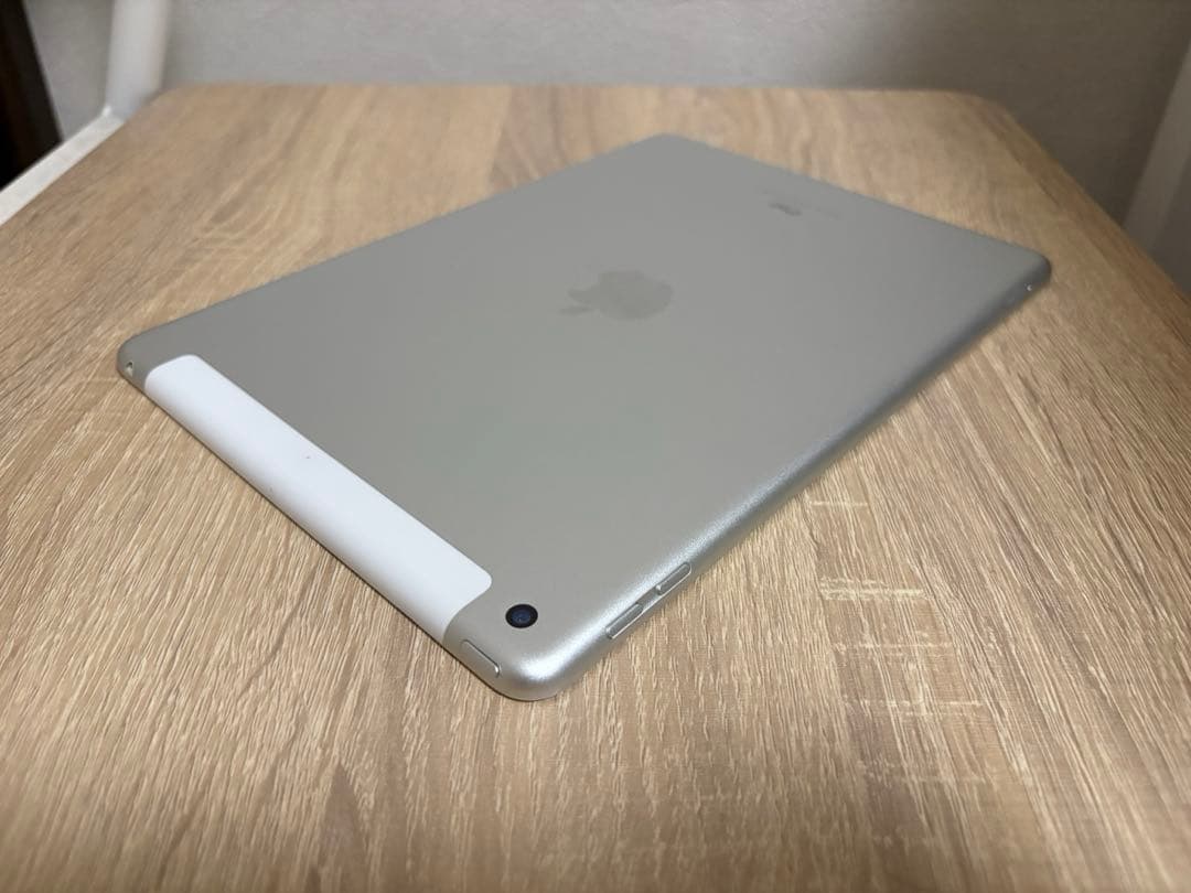 Apple iPad 第５世代 32GB シルバー 充電器付き