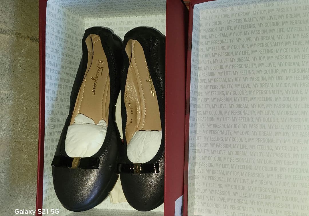 ひ*じ様 フェラガモ　MY　SPORTY　ヴァラリボン付きフラットシューズ