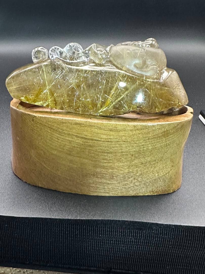 ゴールドルチル彫物（貔貅）台座つき！