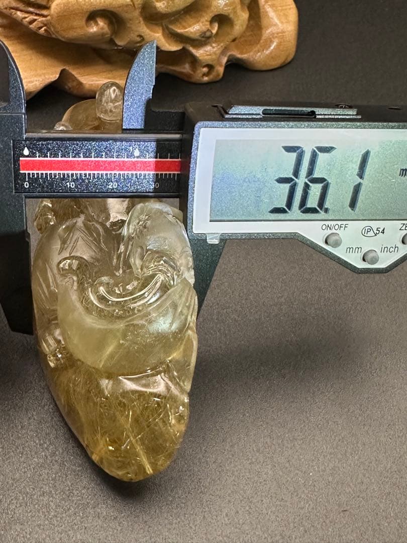 ゴールドルチル彫物（貔貅）台座つき！